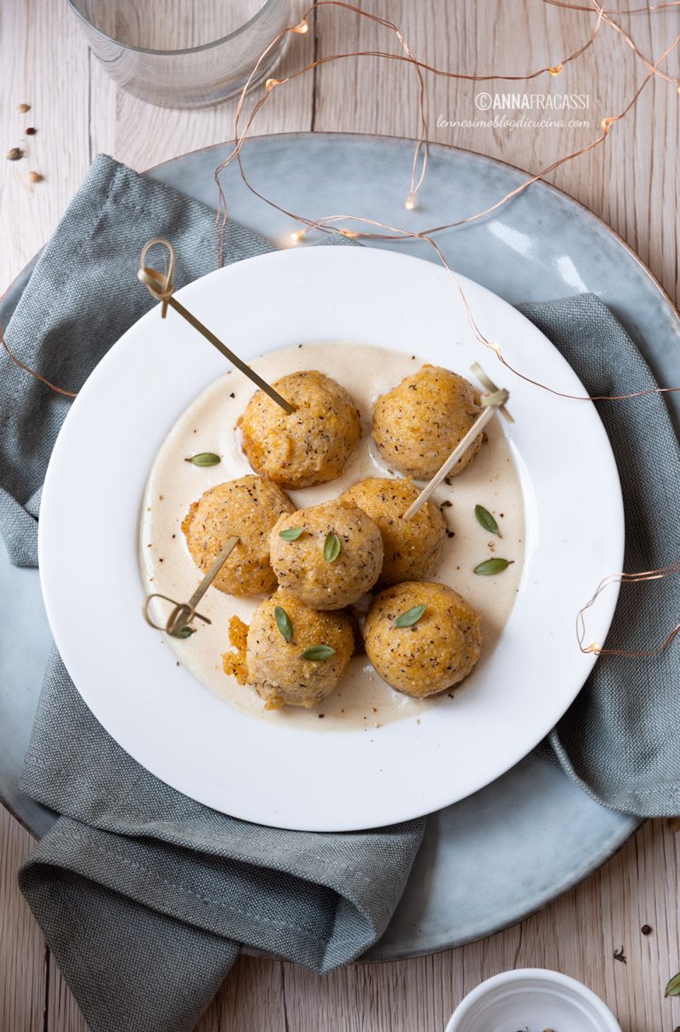 Polpette di polenta su fonduta di Parmigiano Reggiano