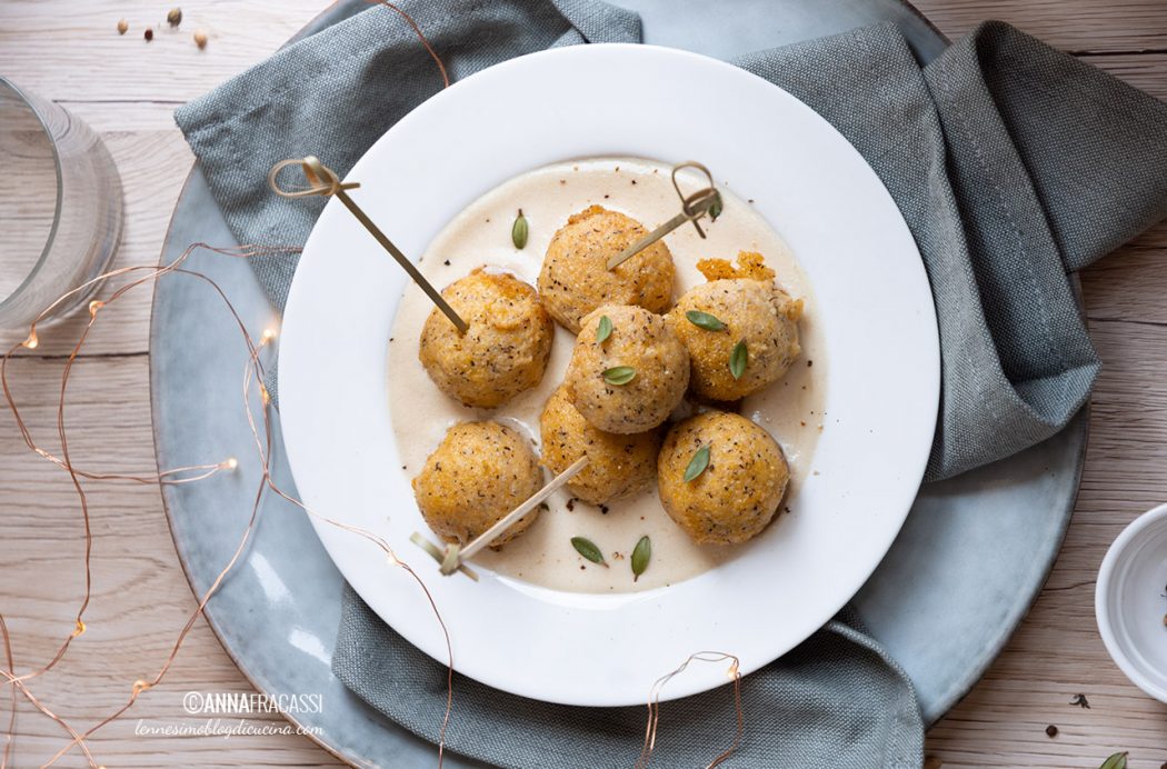 Polpette di polenta su fonduta di Parmigiano Reggiano