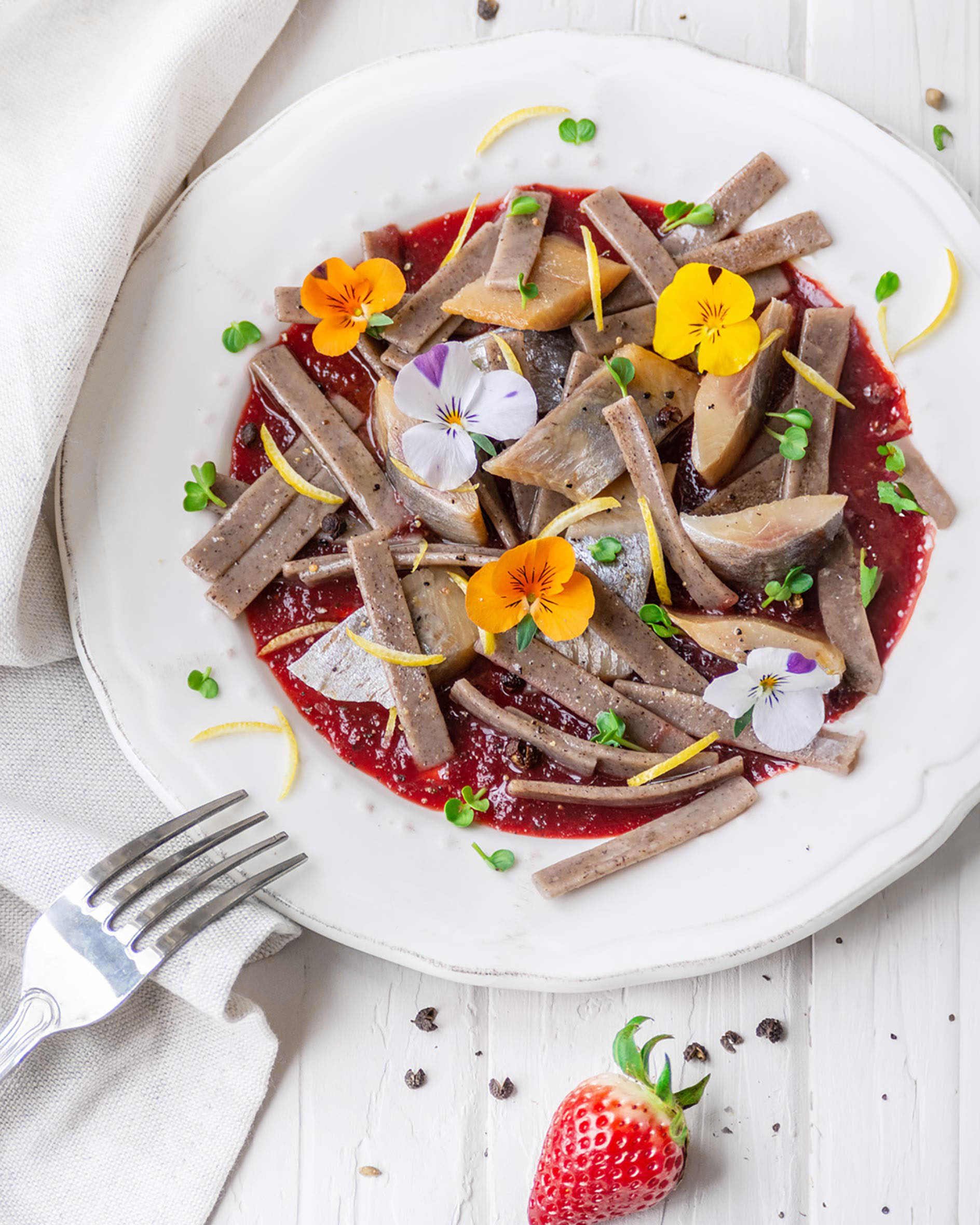 Aringa affumicata al Brachetto, fragole e grano saraceno