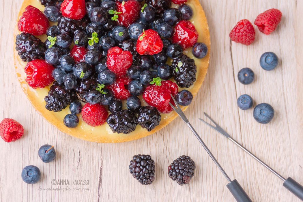 Crostata di frutta con lamponi, more e mirtilli