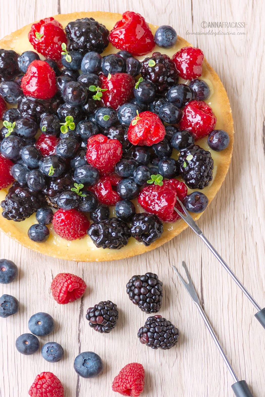 Crostata di frutta con lamponi, more e mirtilli