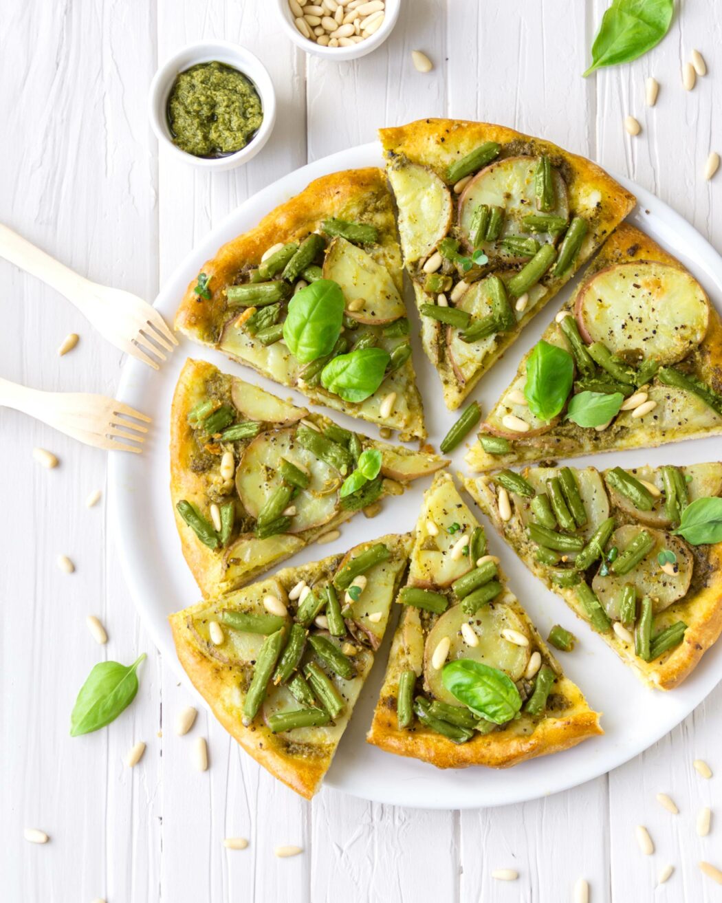 Focaccia al pesto con patate e fagiolini