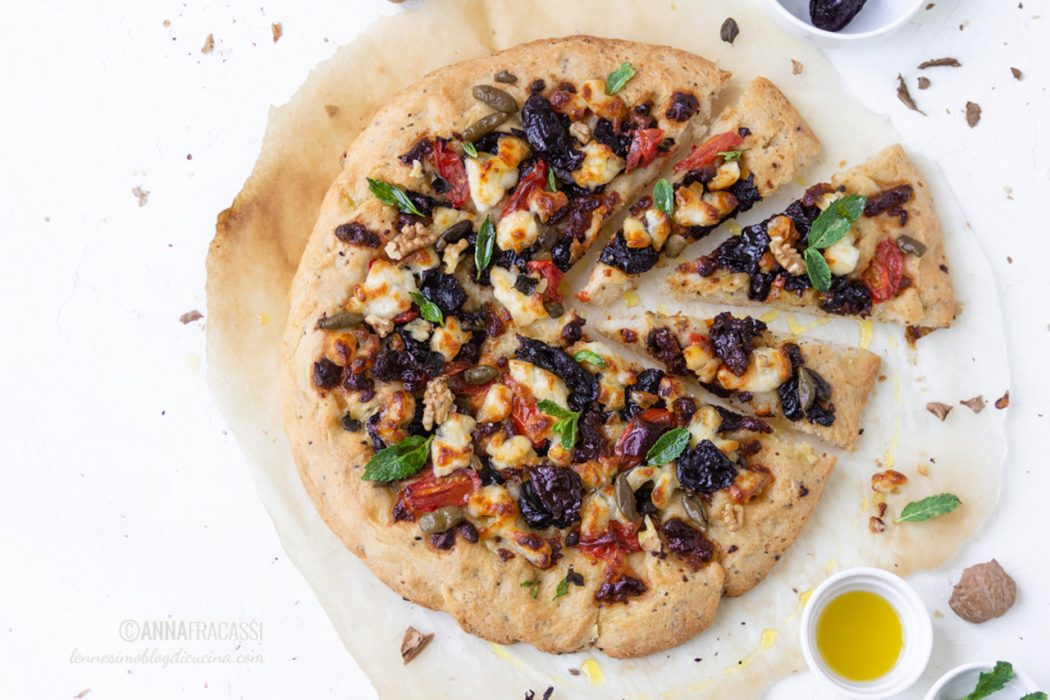 Pizza bianca con feta, prugne, noci e menta