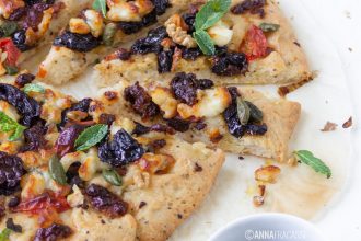 Pizza bianca con feta, prugne, noci e menta