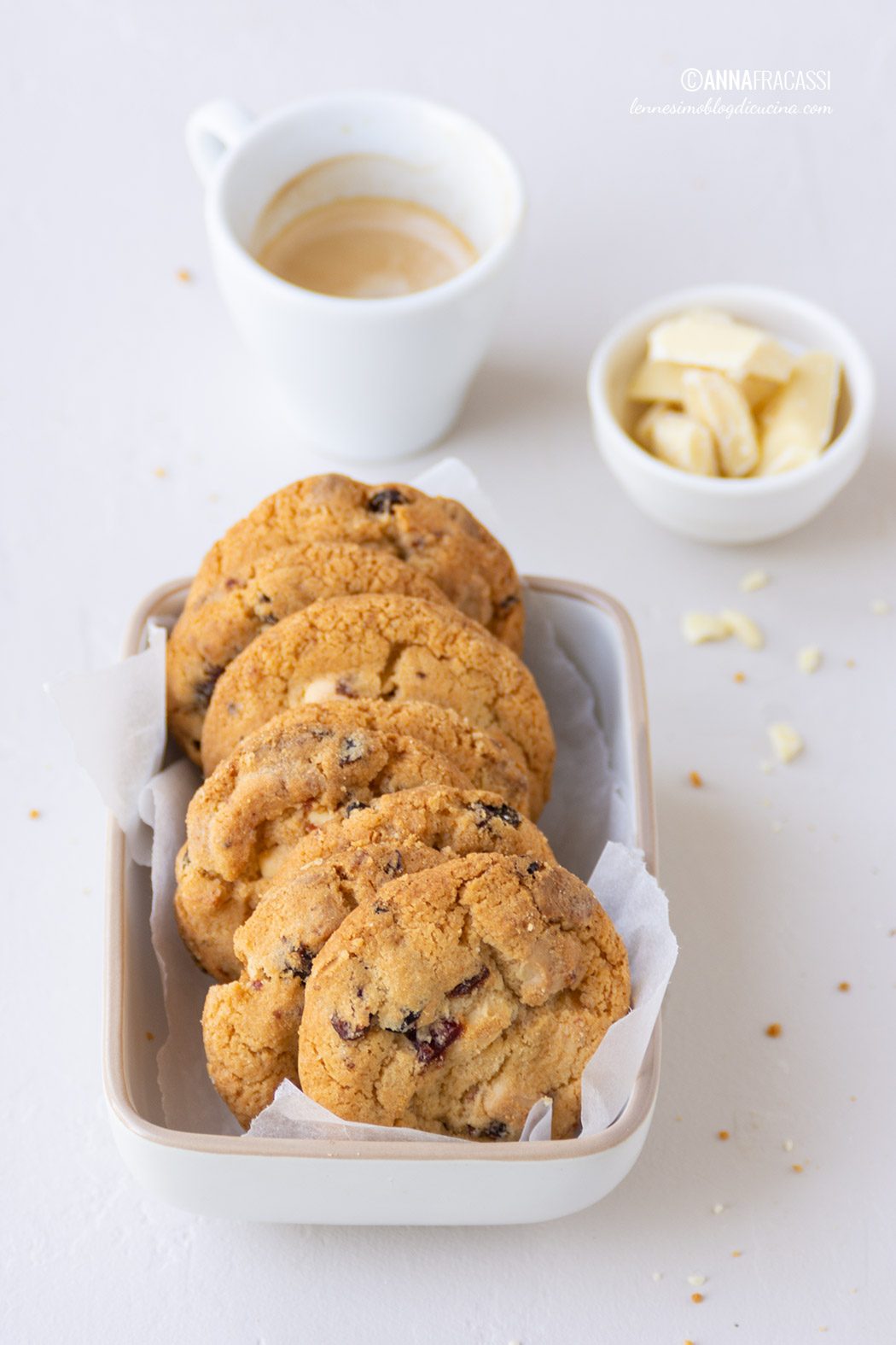 Biscotti al cioccolato bianco e mirtilli rossi