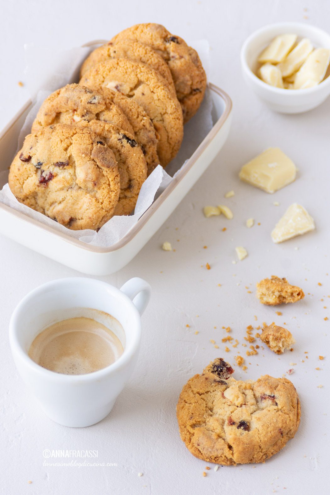 Biscotti al cioccolato bianco e mirtilli rossi