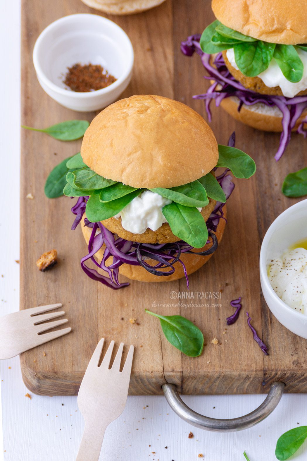 Burger di ceci con cavolo rosso e formaggio cremoso