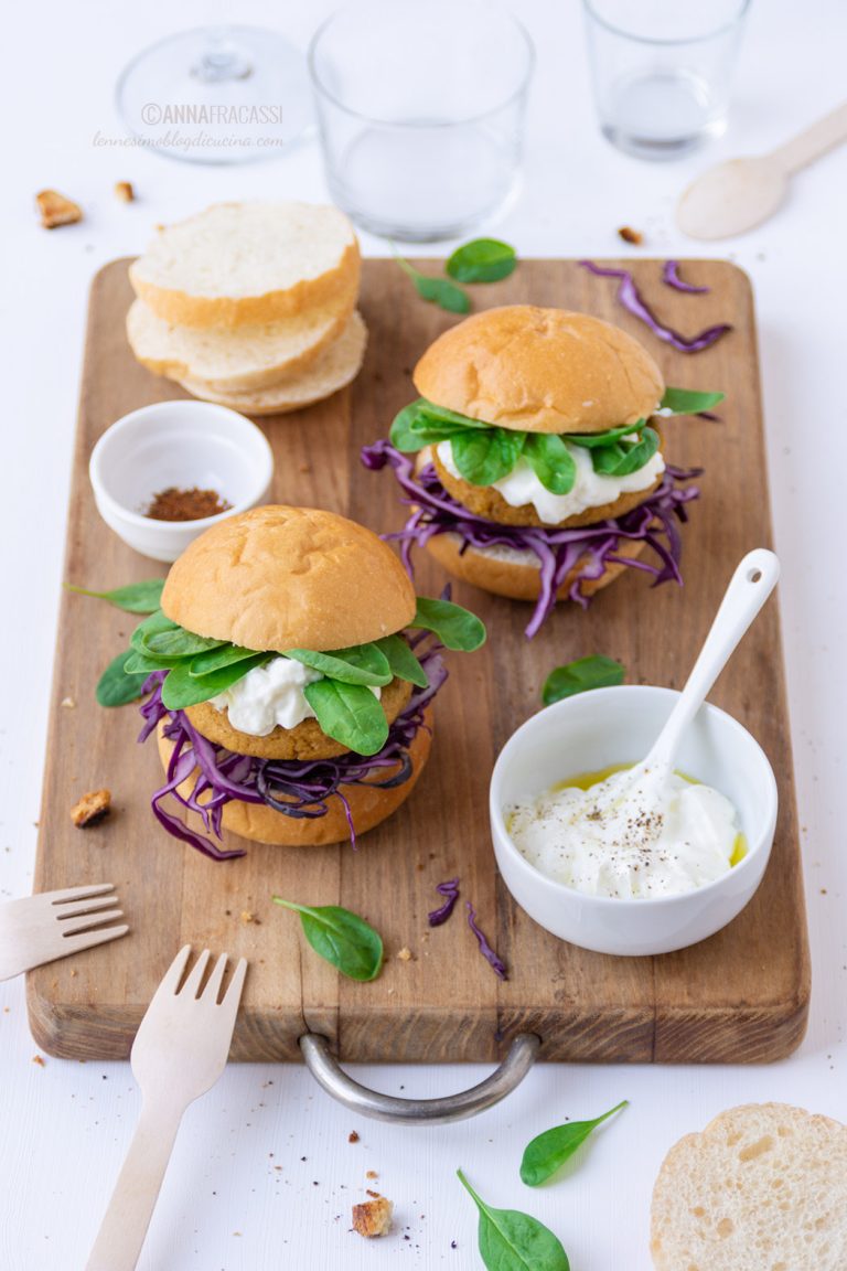 Burger di ceci con cavolo rosso e formaggio cremoso