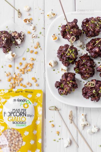 Cake pops ai pop corn ricoperti di cioccolato fondente e pistacchi