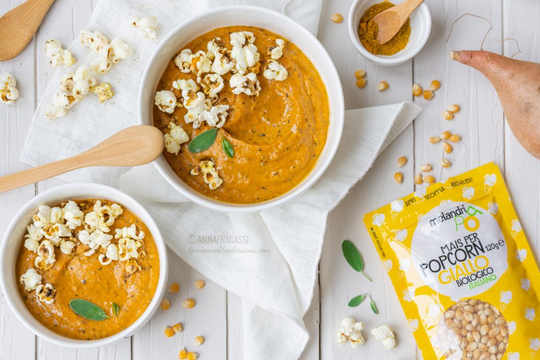 Curry di patate dolci con crumble di pop corn alle spezie indiane