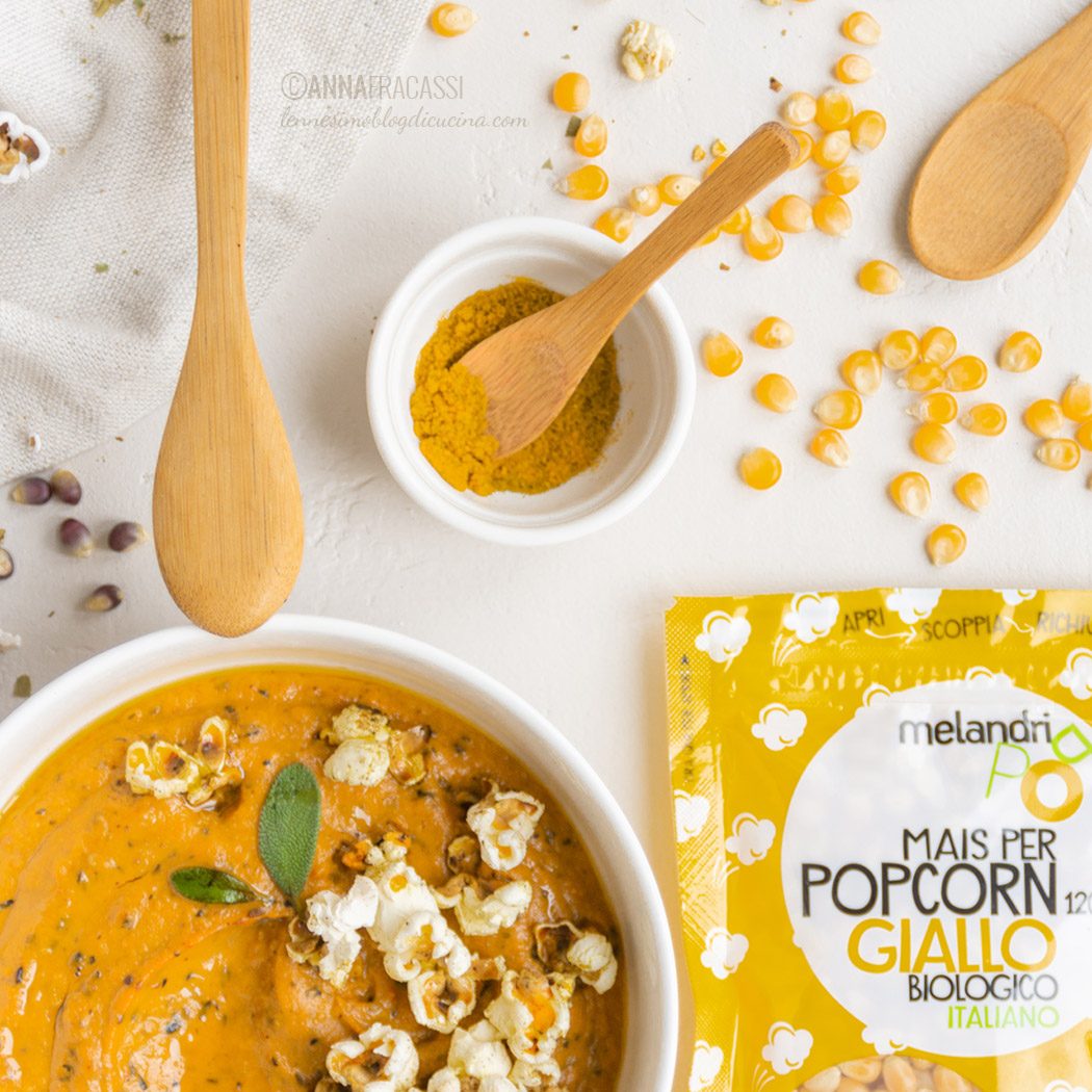 Curry di patate dolci con crumble di pop corn alle spezie indiane