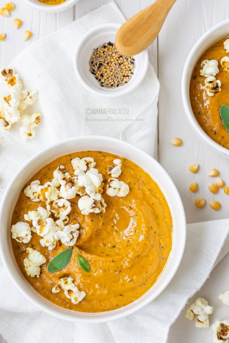 Curry di patate dolci con crumble di pop corn alle spezie indiane