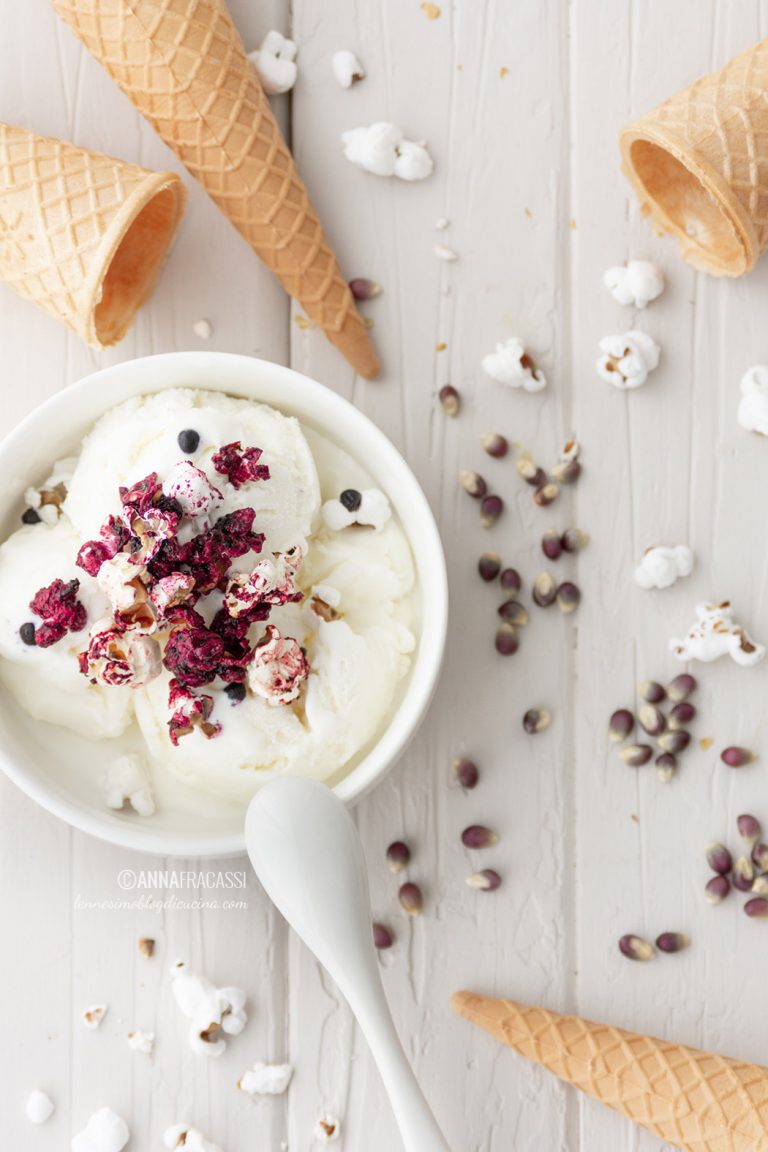 Gelato al cioccolato bianco con pop corn in confettura di more e mirtilli