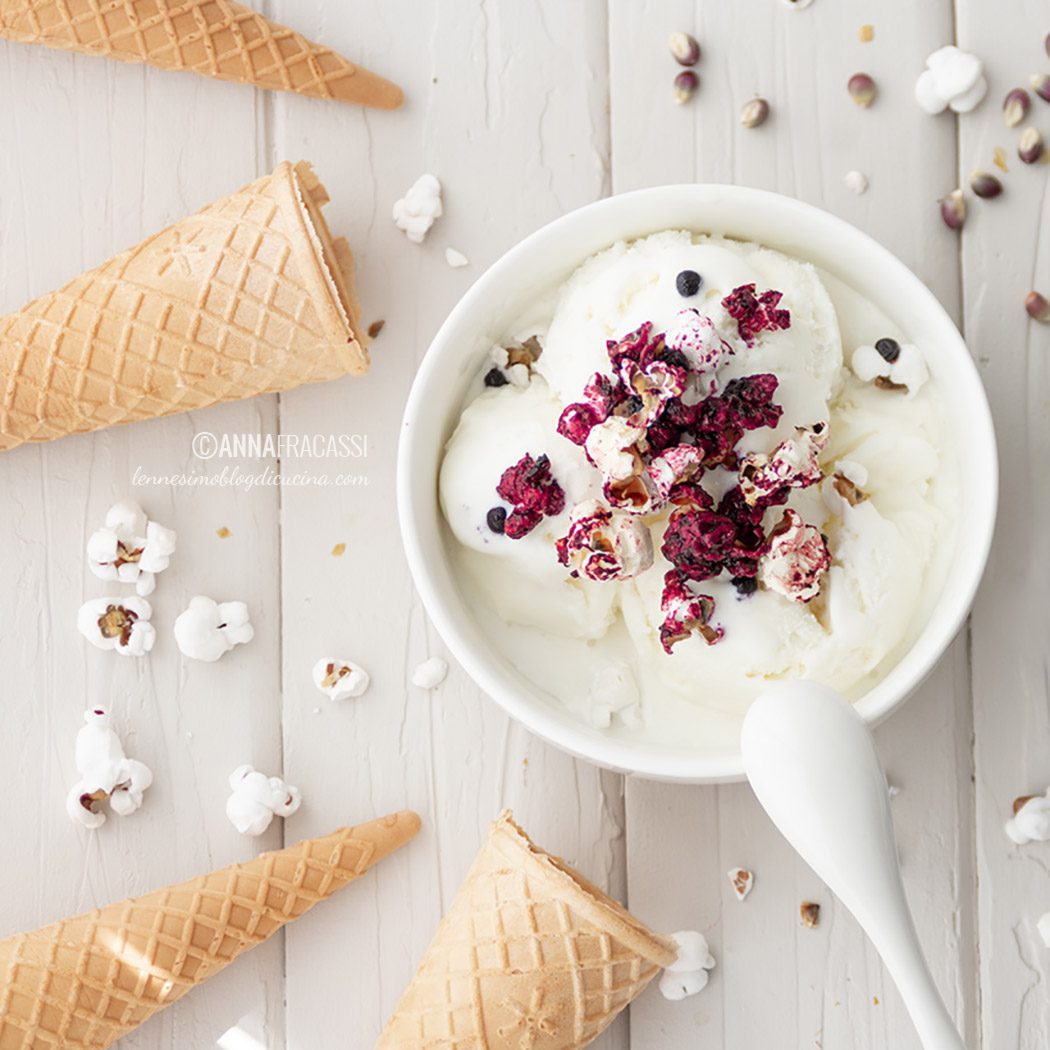 Gelato al cioccolato bianco con pop corn in confettura di more e mirtilli