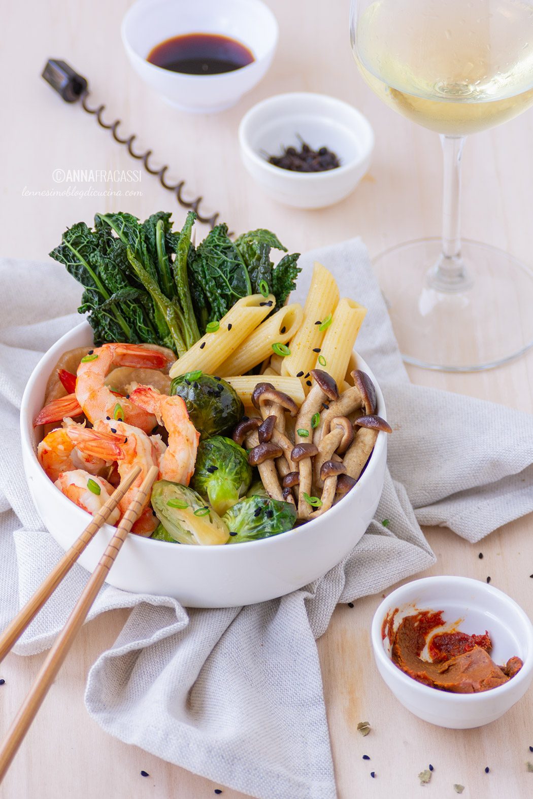 Penne al salto all’orientale, con gamberi e funghi