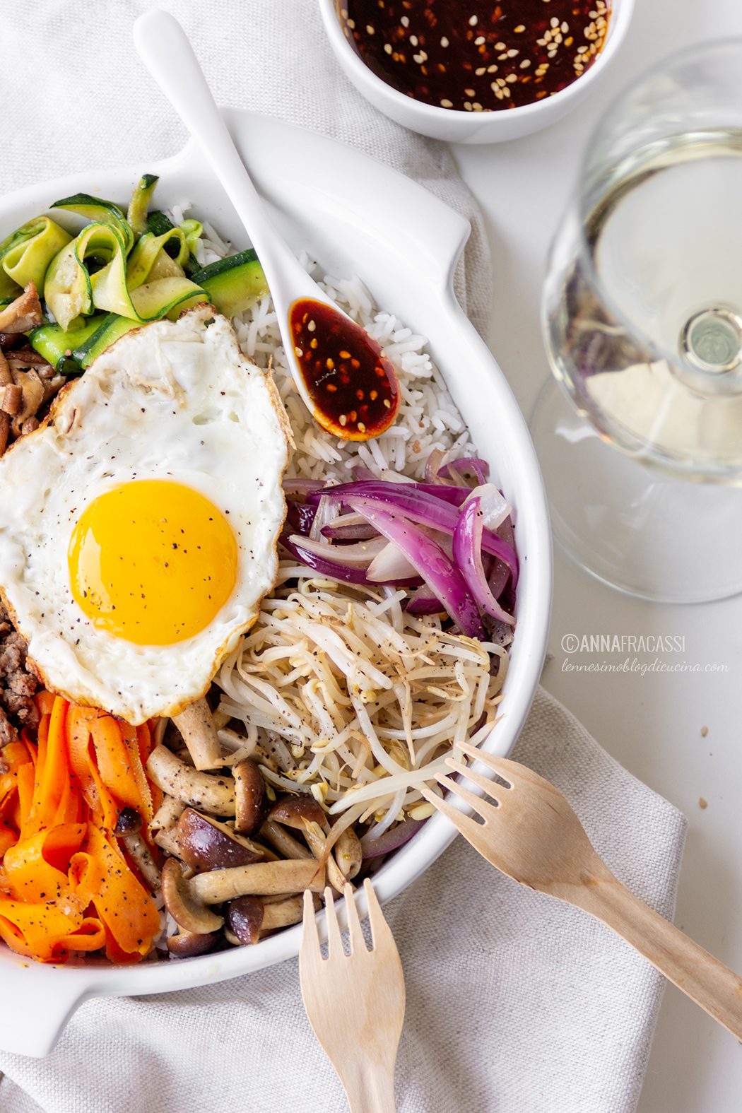 La ricetta del bibimbap: riso alla coreana con verdure al salto