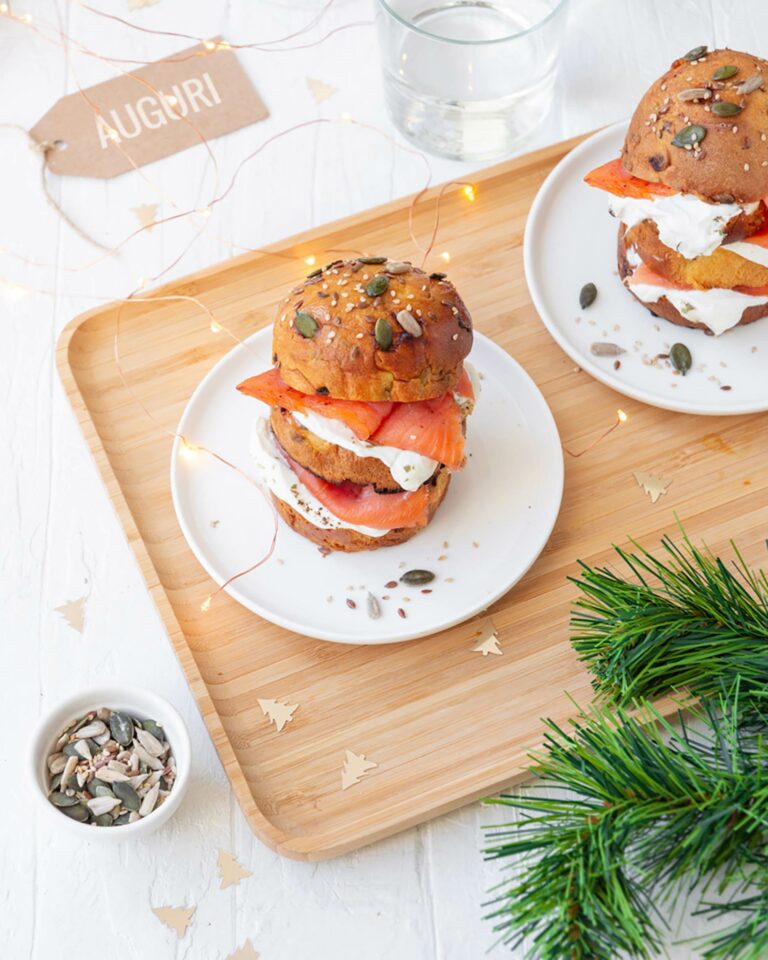 Panettoncini al salmone selvaggio, yogurt greco e semi del benessere