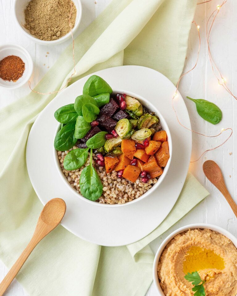 Insalata di grano saraceno, verdure invernali e hummus di lenticchie