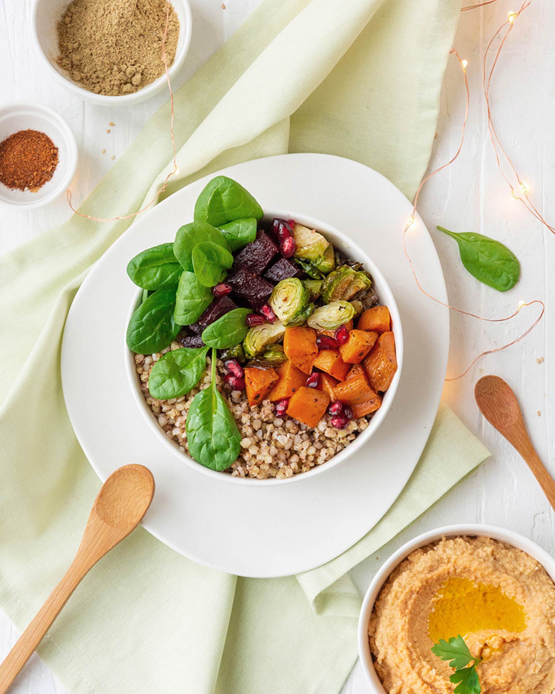 Insalata di grano saraceno e hummus di lenticchie