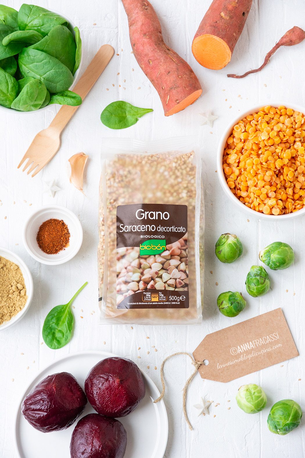 Insalata di grano saraceno, verdure invernali e hummus di lenticchie