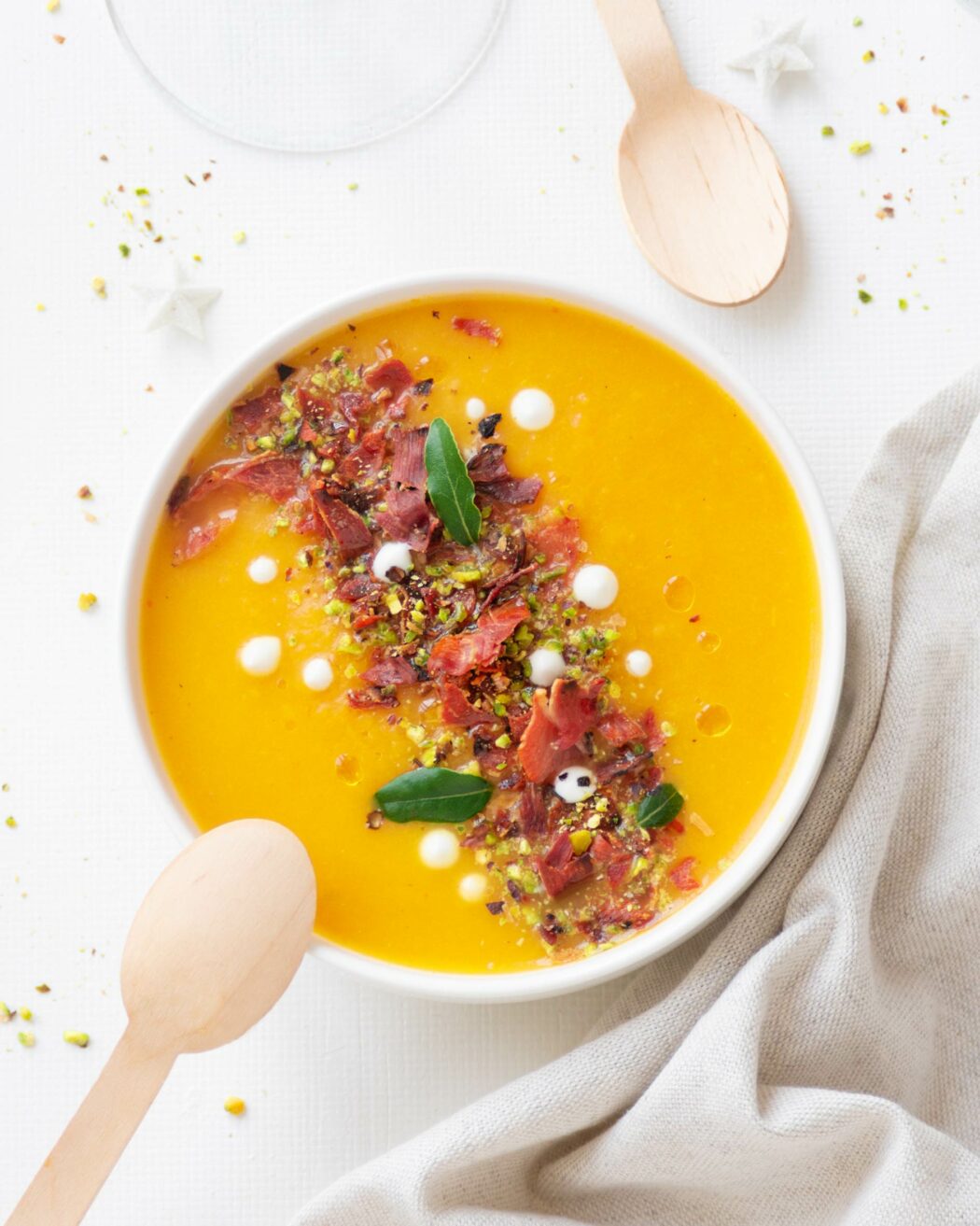 Crema di zucca speziata con briciole di speck