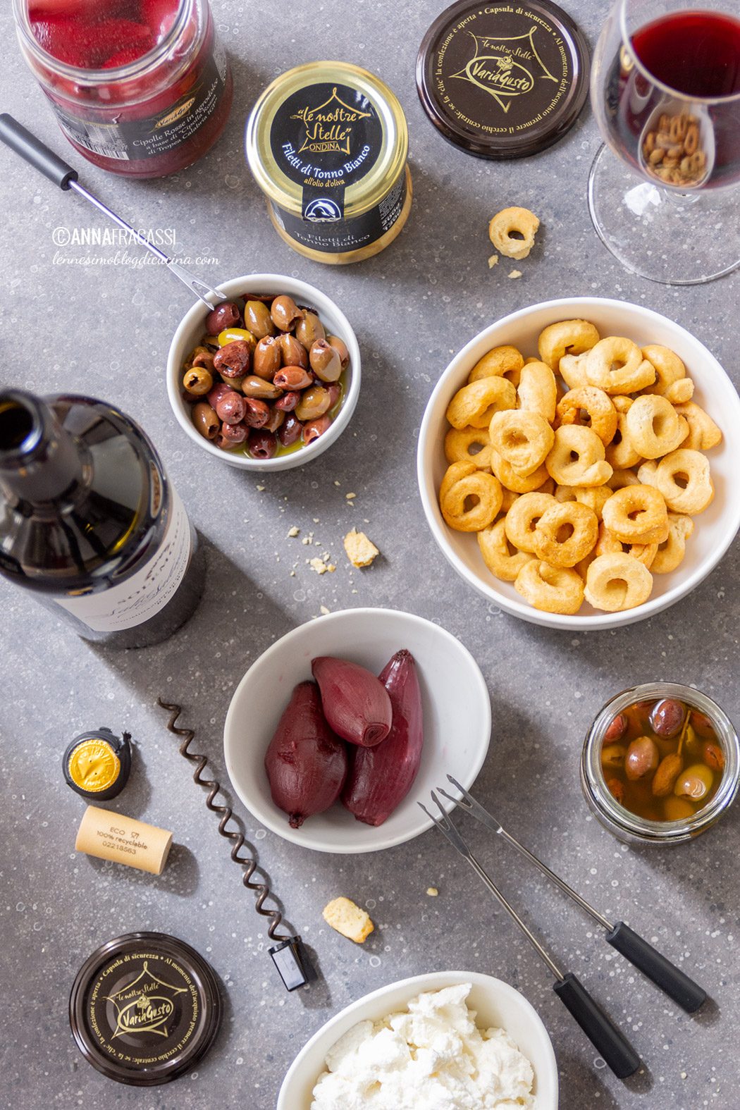 Mini cheesecake di ricotta con olive, cipolle in agrodolce e taralli