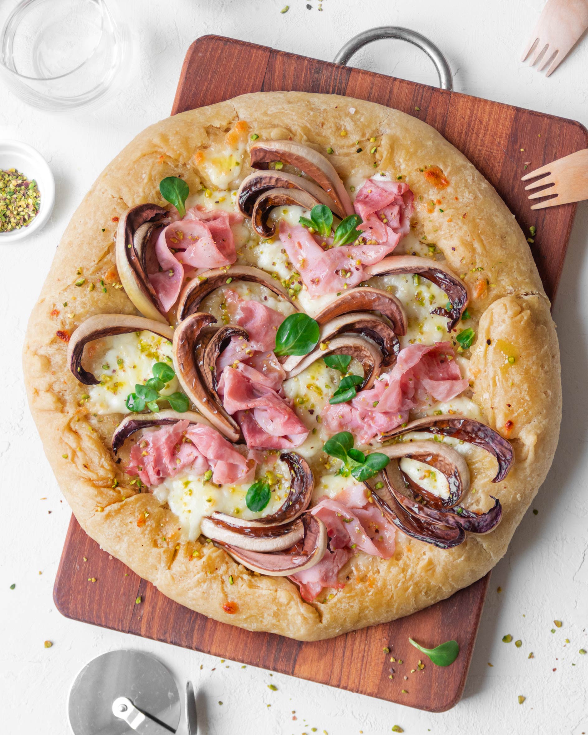 Pizza al radicchio con primosale e pistacchi