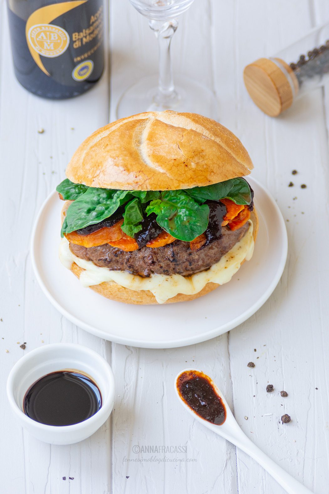 Hamburger di Chianina e salsa BBQ con Aceto Balsamico di Modena