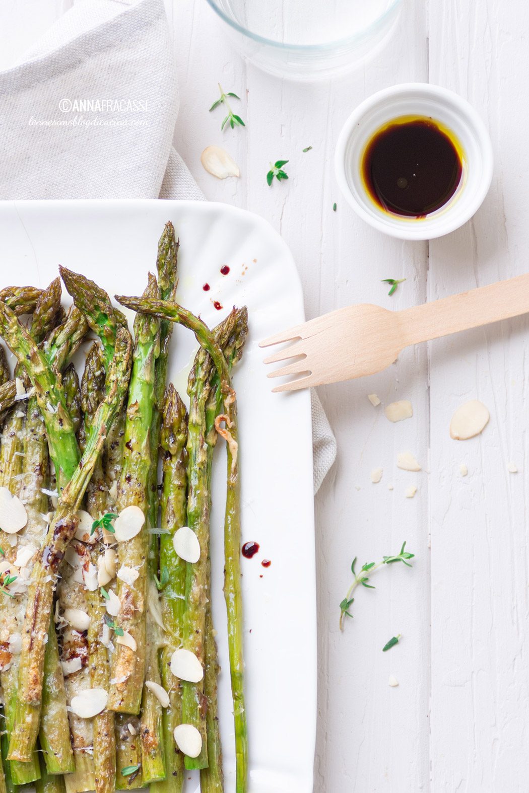 Asparagi alla parmigiana gratinati con petali di mandorle