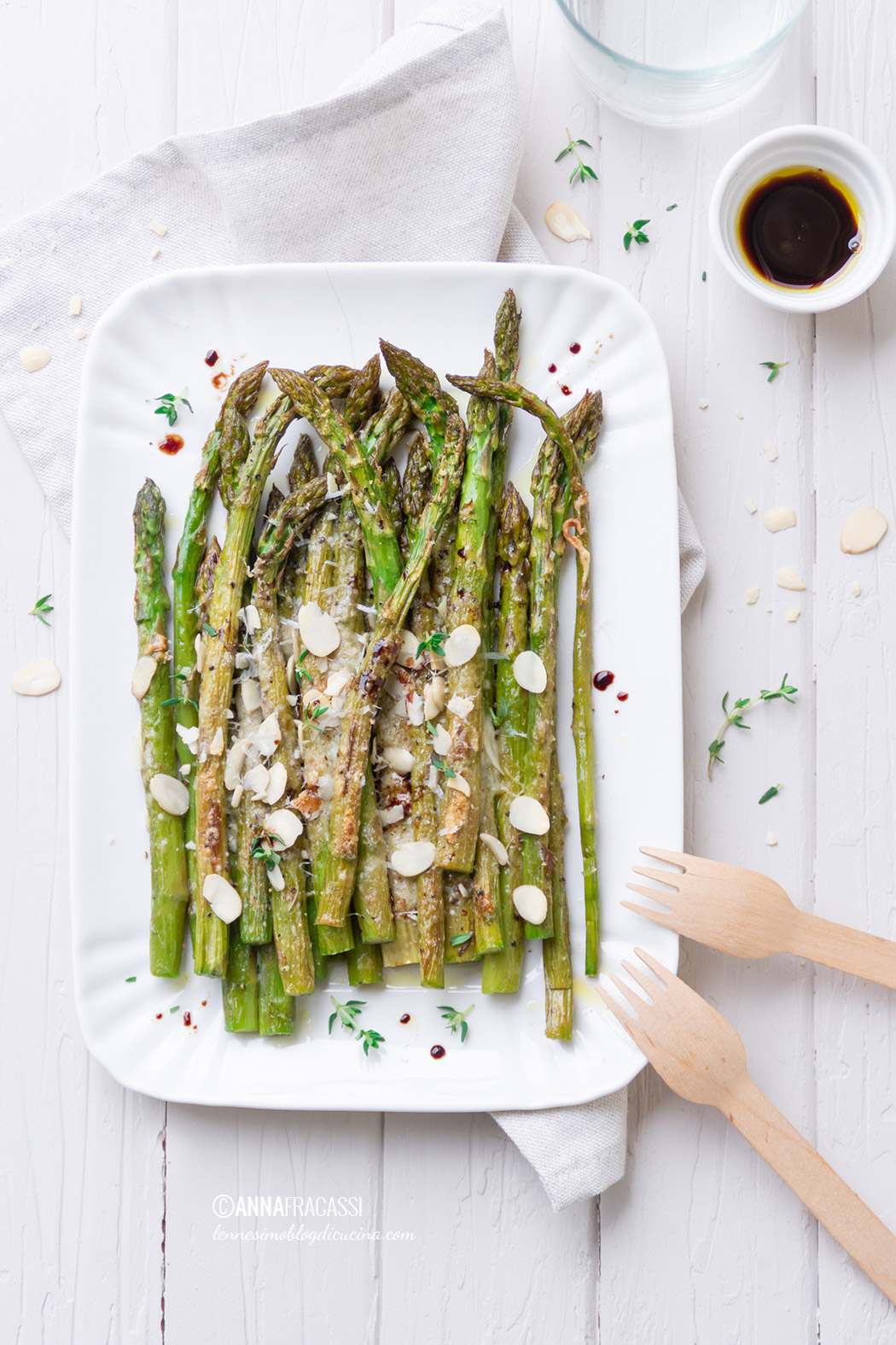 Asparagi alla parmigiana gratinati con petali di mandorle