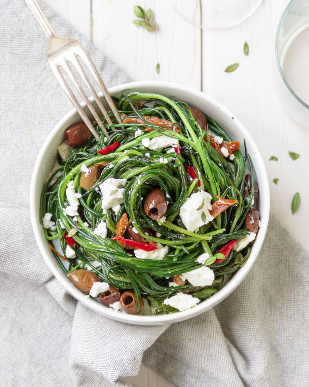 Contorno di agretti in insalata con feta e olive