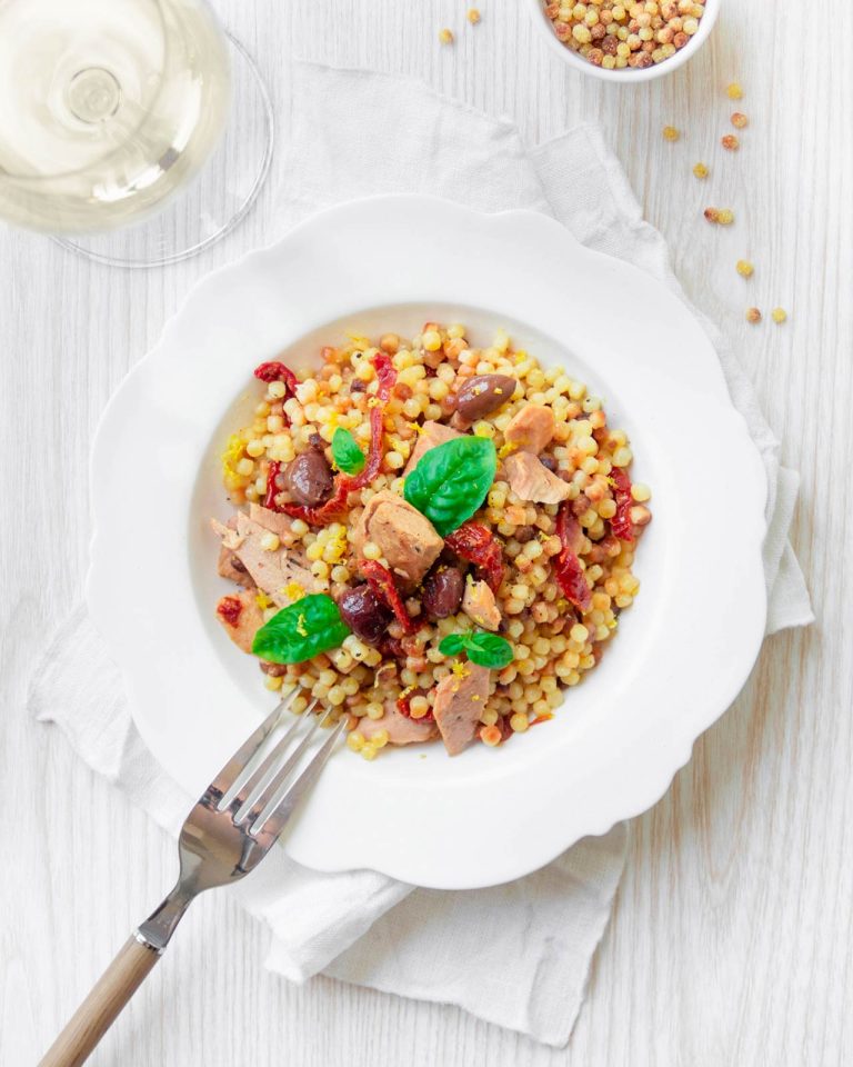 Insalata di fregola al tonno con pomodorini secchi e basilico