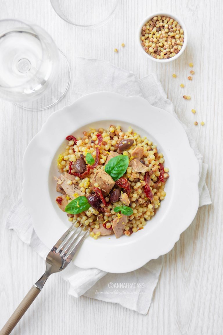 Insalata di fregola al tonno con pomodorini secchi e basilico