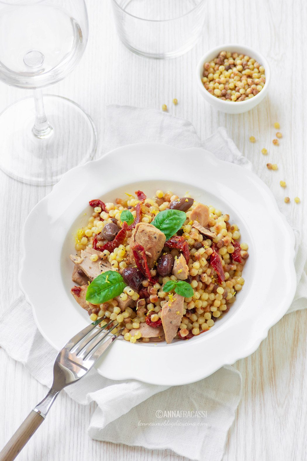 Insalata di fregola al tonno con pomodorini secchi e basilico