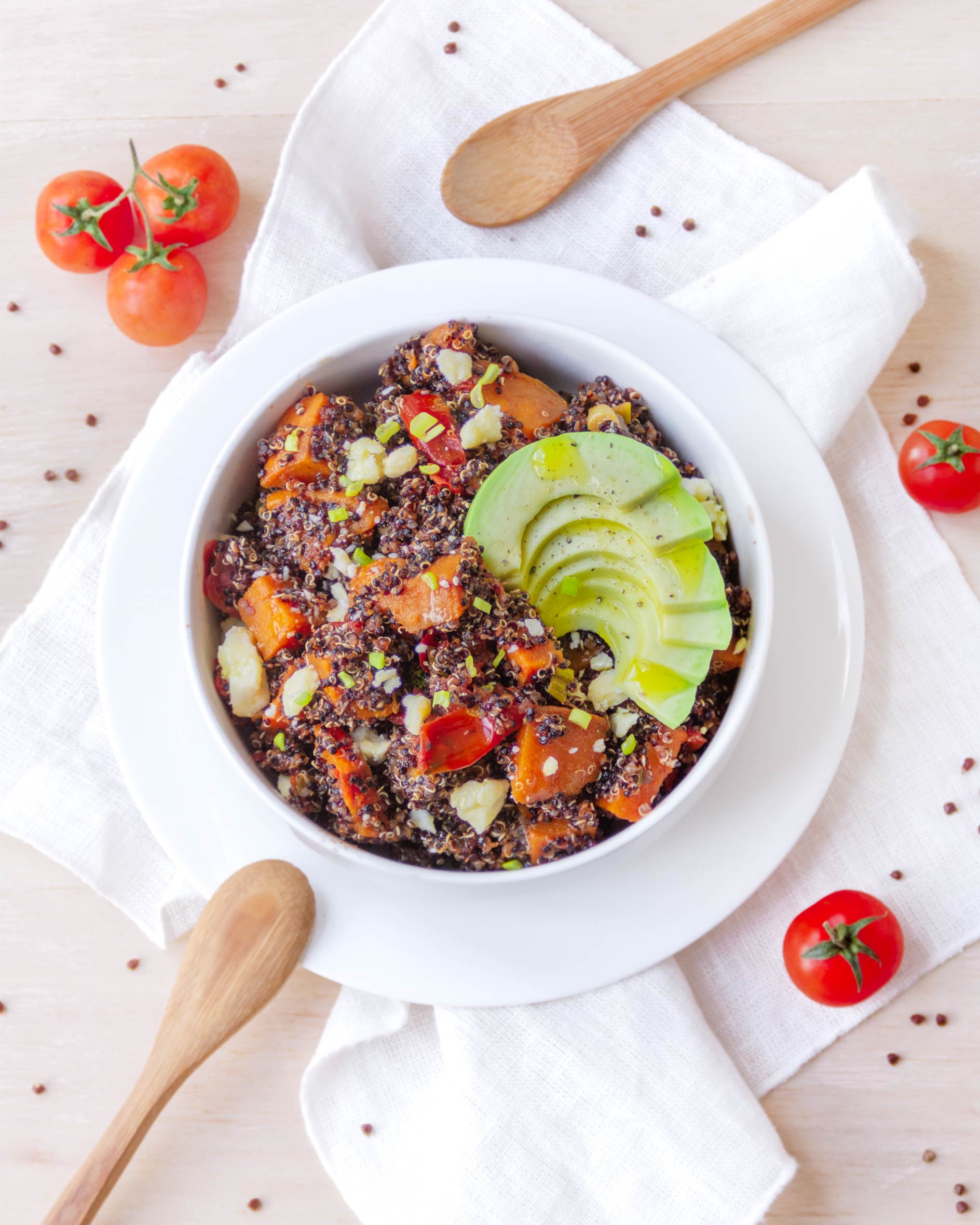 Bowl di quinoa con avocado e patate dolci