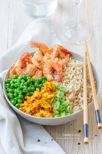 Bowl di riso alla cantonese con gamberi