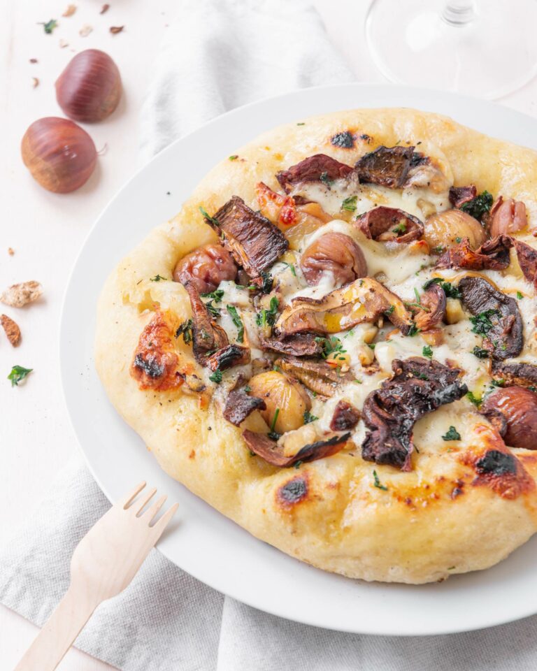 Pizza ai funghi porcini, castagne e scamorza