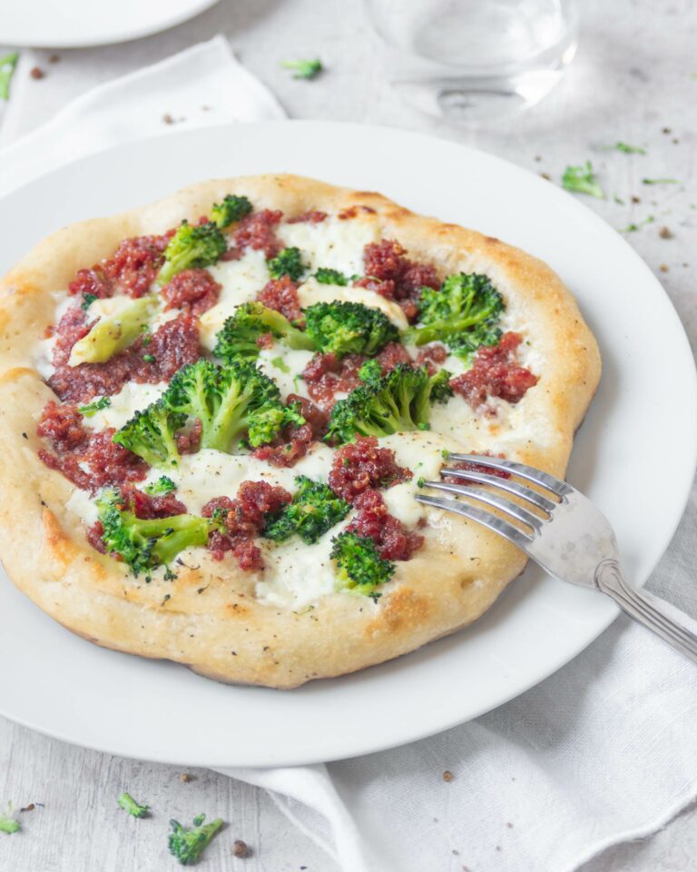 Pizza al cotechino, broccoli e stracchino