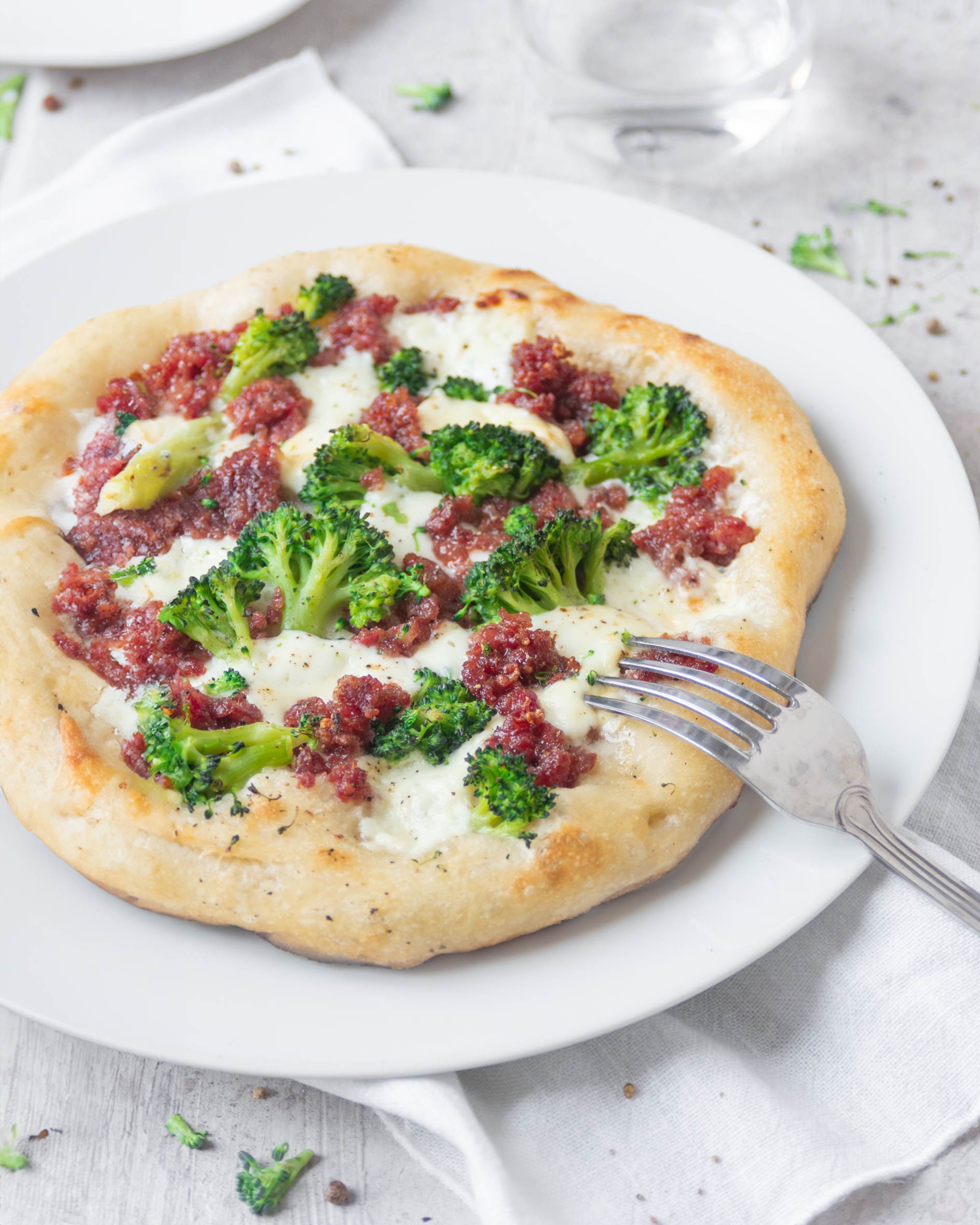 Pizza al cotechino, broccoli e stracchino