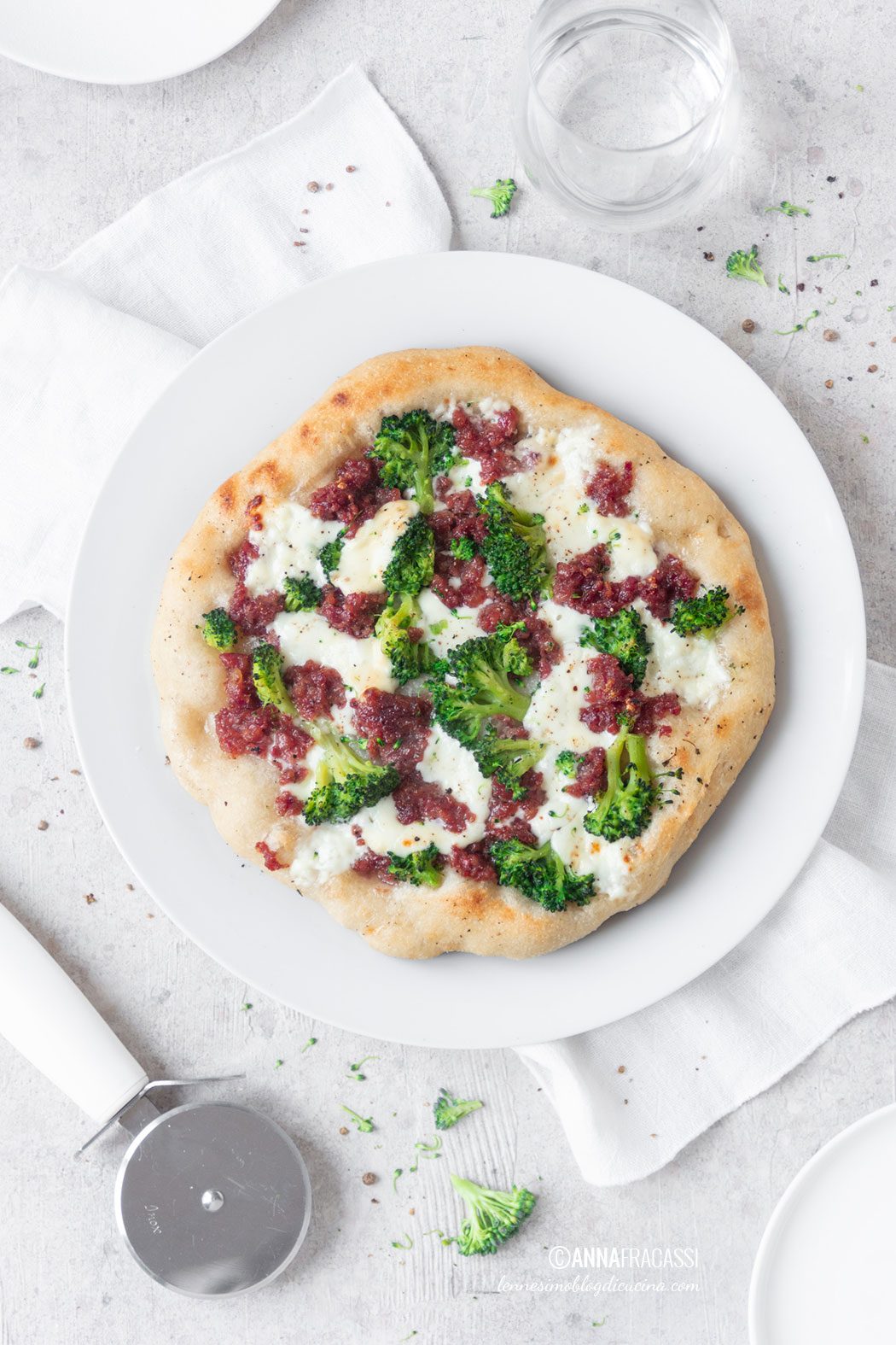 Pizza al cotechino, broccoli e stracchino