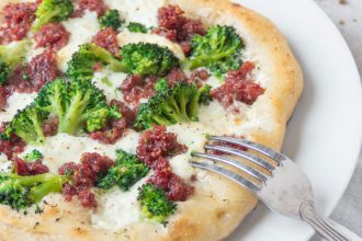 Pizza al cotechino, broccoli e stracchino