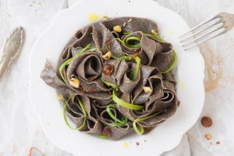 Pappardelle al caffè con gambi di carciofo e nocciole
