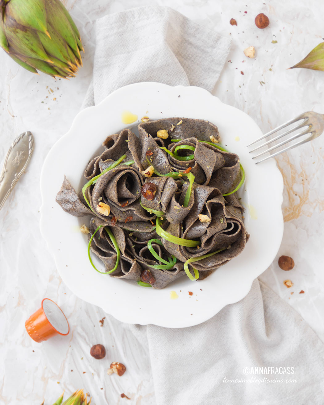 Pappardelle al caffè con gambi di carciofo e nocciole