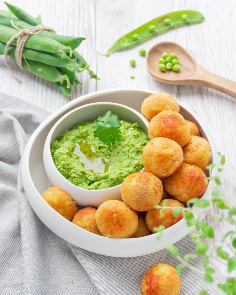 Polpette di salmone con hummus di piselli