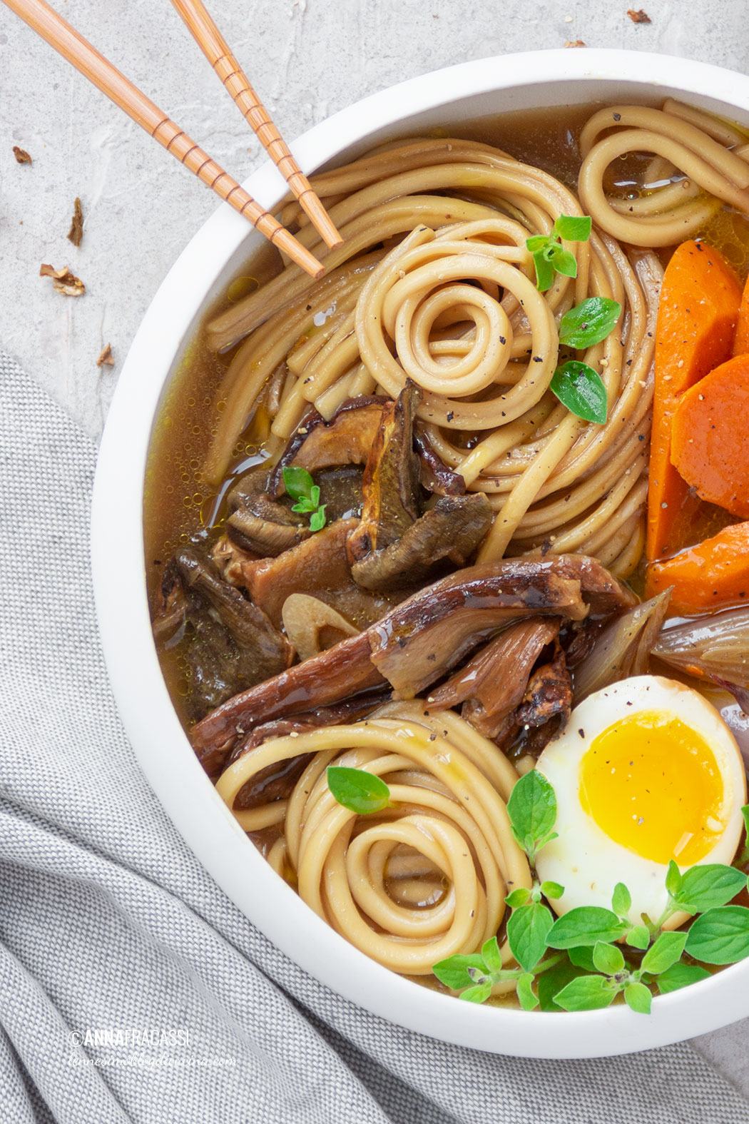 Ramen vegetariano con uovo marinato e patate dolci