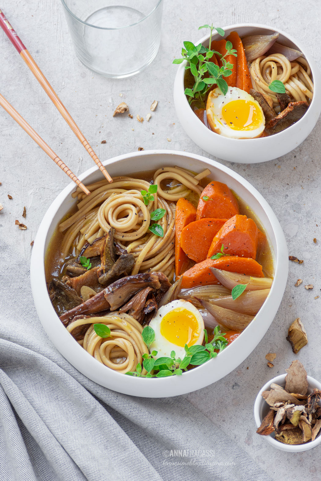 Ramen vegetariano con uovo marinato e patate dolci