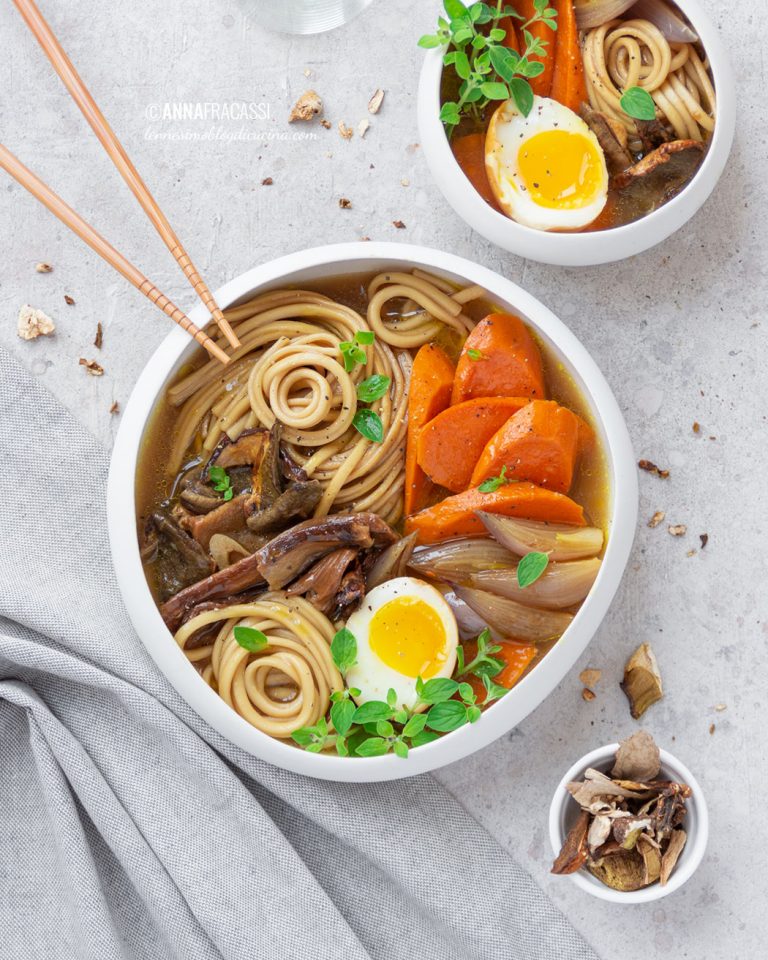 Ramen vegetariano con uovo marinato e patate dolci