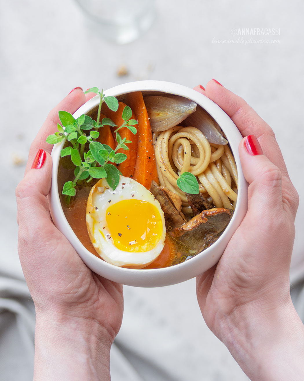 Ramen vegetariano con uovo marinato e patate dolci