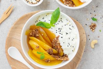 dolce al mango alla thailandese con panna al cocco