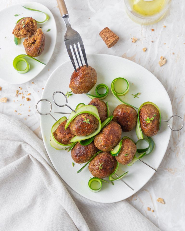 Spiedini di polpette di pane alla mediterranea